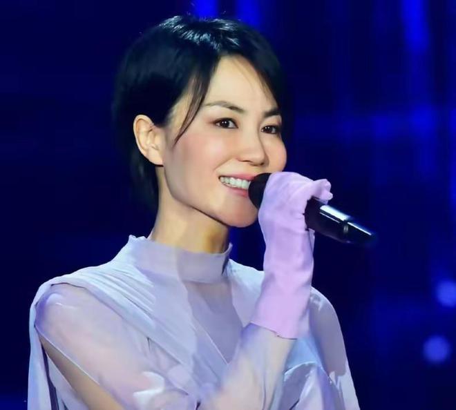 春晚飞日本打美容针难怪谢霆锋那么爱她凯发K8首页登录55岁王菲太拼了为上(图3)