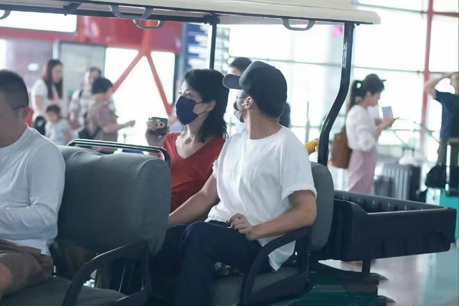 春晚飞日本打美容针难怪谢霆锋那么爱她凯发K8首页登录55岁王菲太拼了为上(图12)