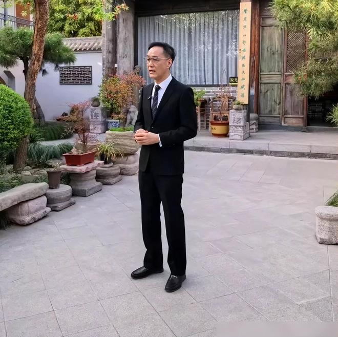满脸皱纹韦唯疲惫沧桑冯远征眼袋有3层k8凯发一触即发明星老了不敢认朱军(图3)