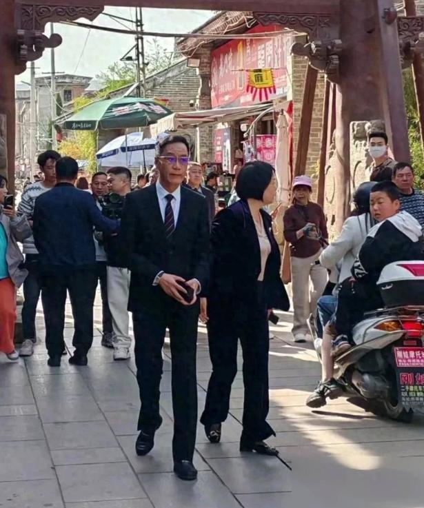 满脸皱纹韦唯疲惫沧桑冯远征眼袋有3层k8凯发一触即发明星老了不敢认朱军(图11)