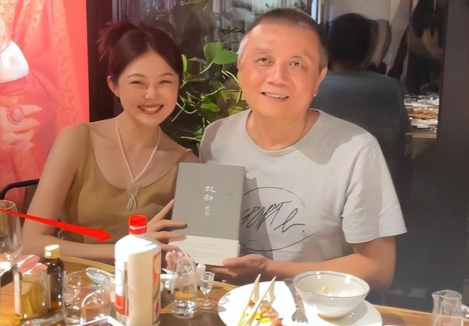 满脸皱纹韦唯疲惫沧桑冯远征眼袋有3层k8凯发一触即发明星老了不敢认朱军(图13)