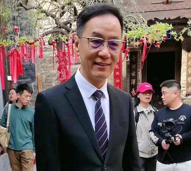 满脸皱纹韦唯疲惫沧桑冯远征眼袋有3层k8凯发一触即发明星老了不敢认朱军(图16)