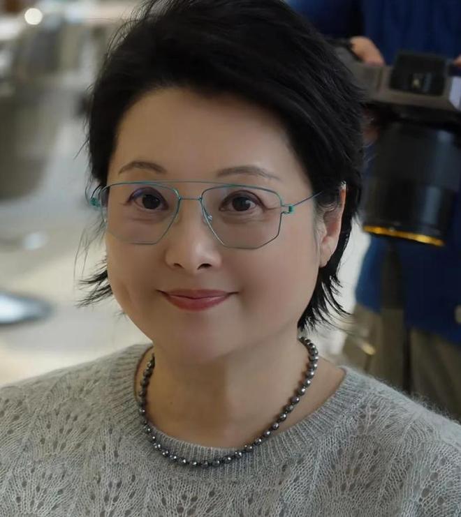 满脸皱纹韦唯疲惫沧桑冯远征眼袋有3层k8凯发一触即发明星老了不敢认朱军(图23)