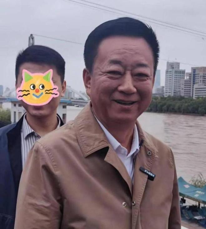 满脸皱纹韦唯疲惫沧桑冯远征眼袋有3层k8凯发一触即发明星老了不敢认朱军(图26)